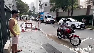 Entregador bota cliente pra mamar